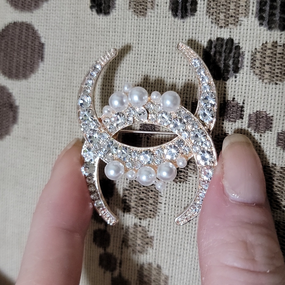 Beautiful Crystal and Pearl Fashion Brooch Pin